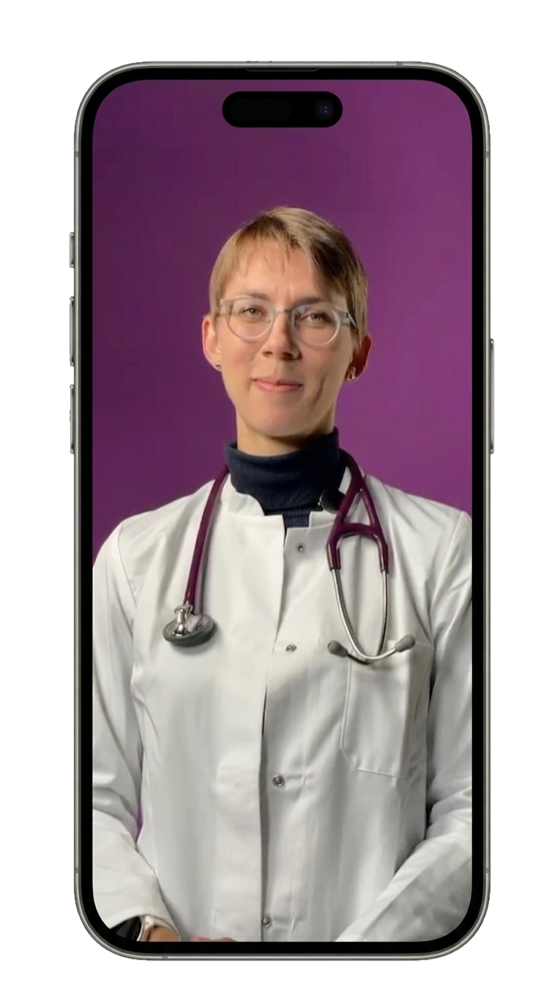 Dr. med. Mariella Schaefer im Arztkittel mit Stethoskop vor violettem Hintergrund, als Smartphone-Video